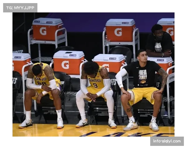 特写：场边替补席球员通过平板实时查看个人防守动线热力图