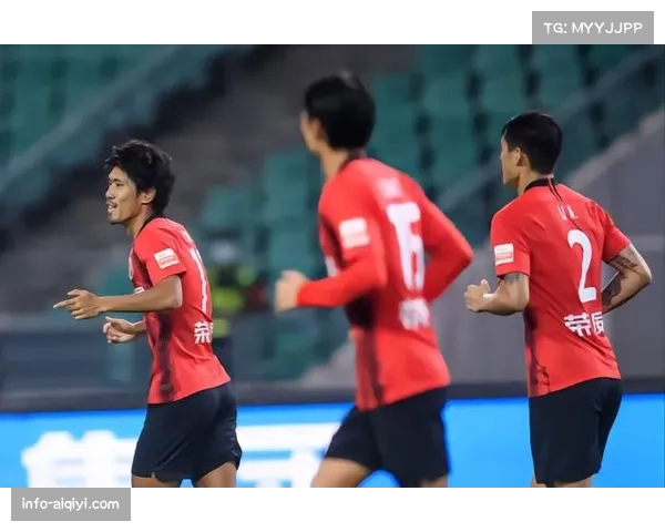 场边记者报道：广州队赛后更衣室内，球员仍在复盘某个防守回合的交流问题